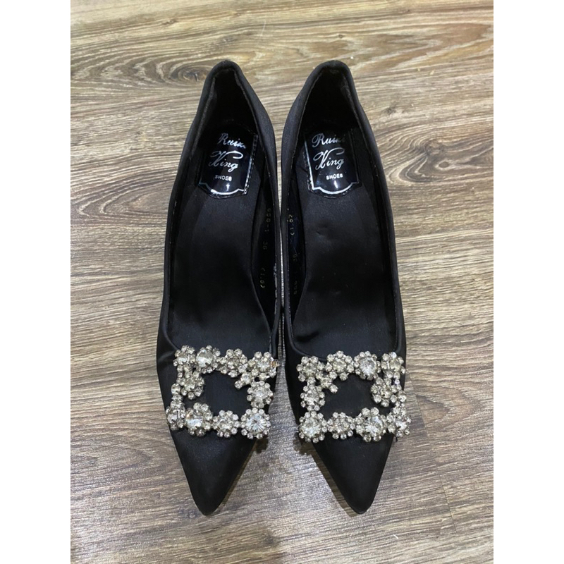 Giày cao gót đen đính đá