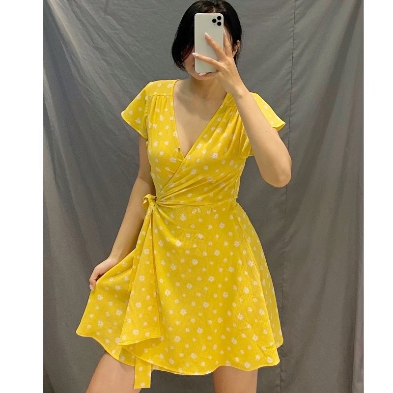 Đầm hoa nhí đắp chéo Urban V Neck Printed Wrap Dress