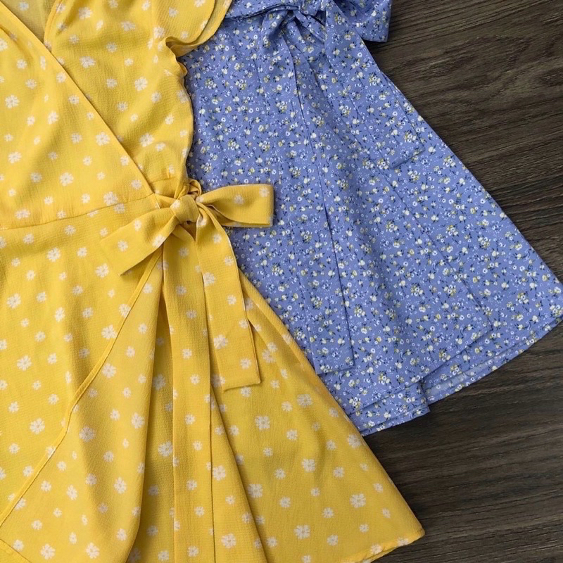 Đầm hoa nhí đắp chéo Urban V Neck Printed Wrap Dress