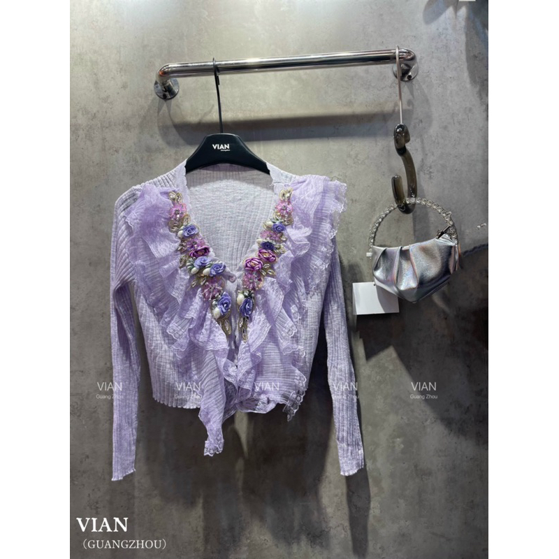 Áo ren hoa 3D cổ V