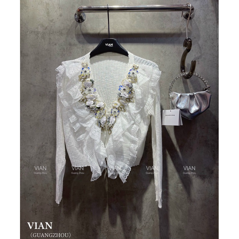 Áo ren hoa 3D cổ V