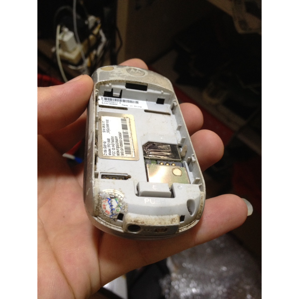Xác MOTOROLA C139 lên lỗi màn như hình, không bin, nắp, ae mua lấy linh kiện, còn nguyên tem