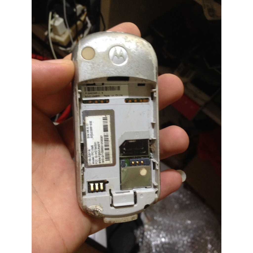 Xác MOTOROLA C139 lên lỗi màn như hình, không bin, nắp, ae mua lấy linh kiện, còn nguyên tem