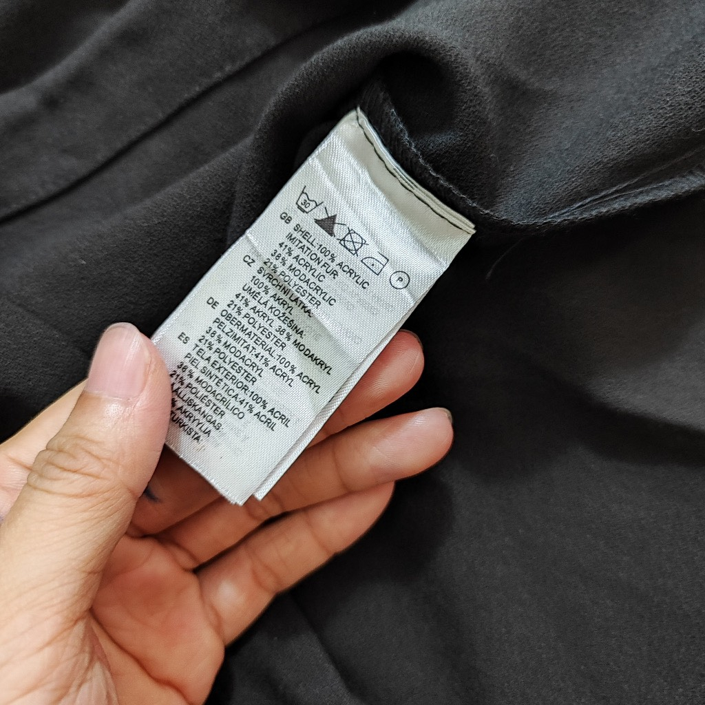 Đầm váy đen cổ chữ V chiết eo, hàng vải xuất dư của H.M