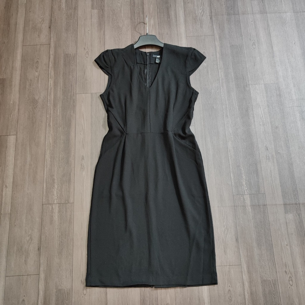 Đầm váy đen cổ chữ V chiết eo, hàng vải xuất dư của H.M