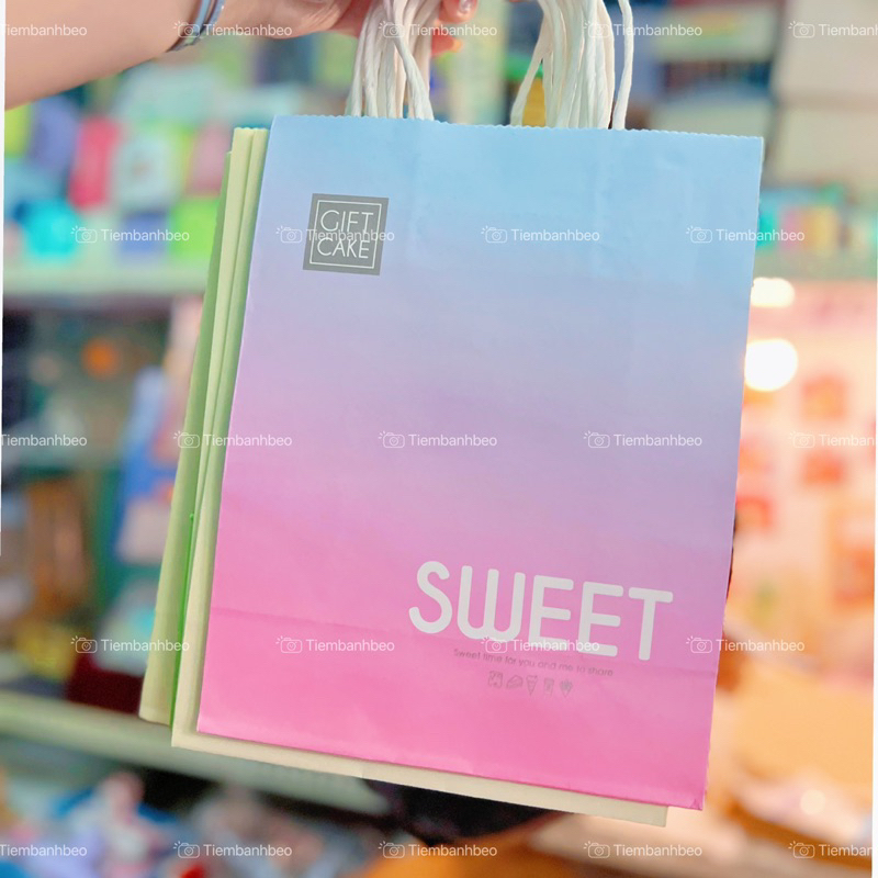 Túi giấy quai xách đựng quà hình dễ thương