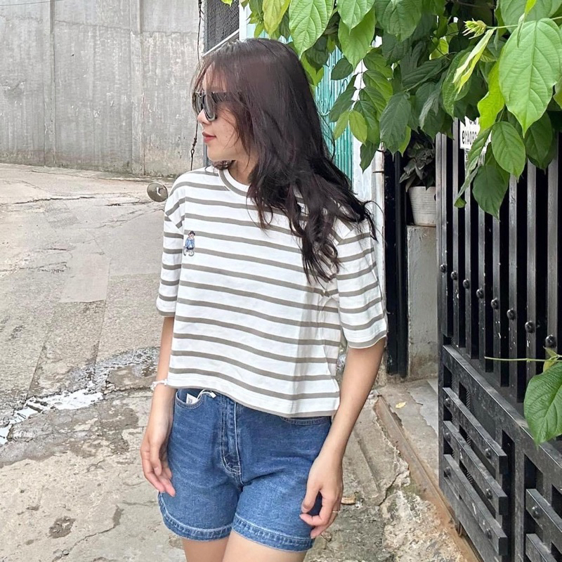 Áo thun croptop sọc thêu logo gấu Spao