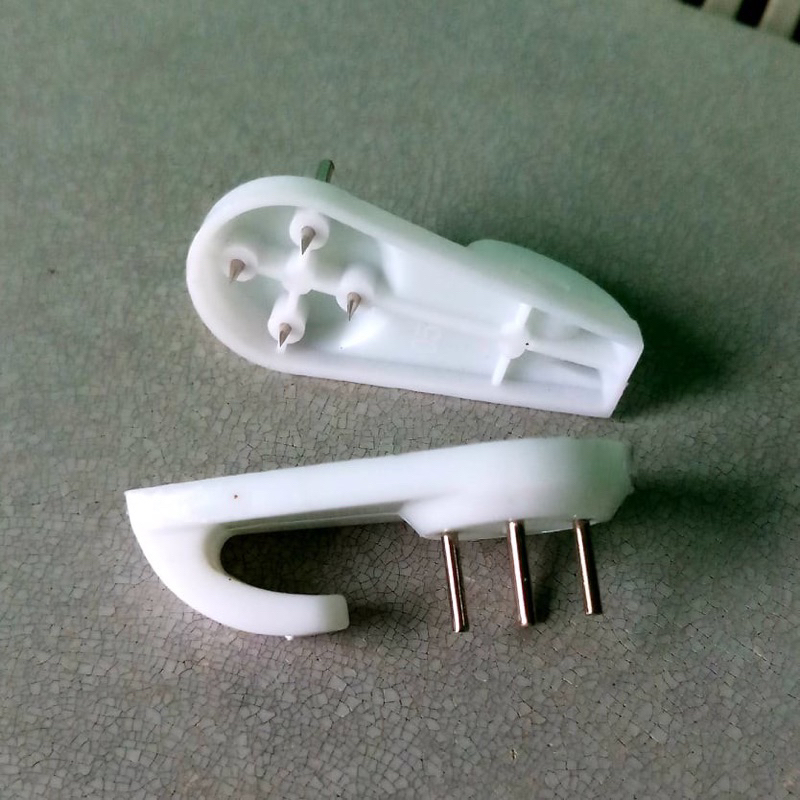 Đinh 4 chân  dùng để treo các loại đồng hồ treo tường và tranh trang trí Mộc Decor