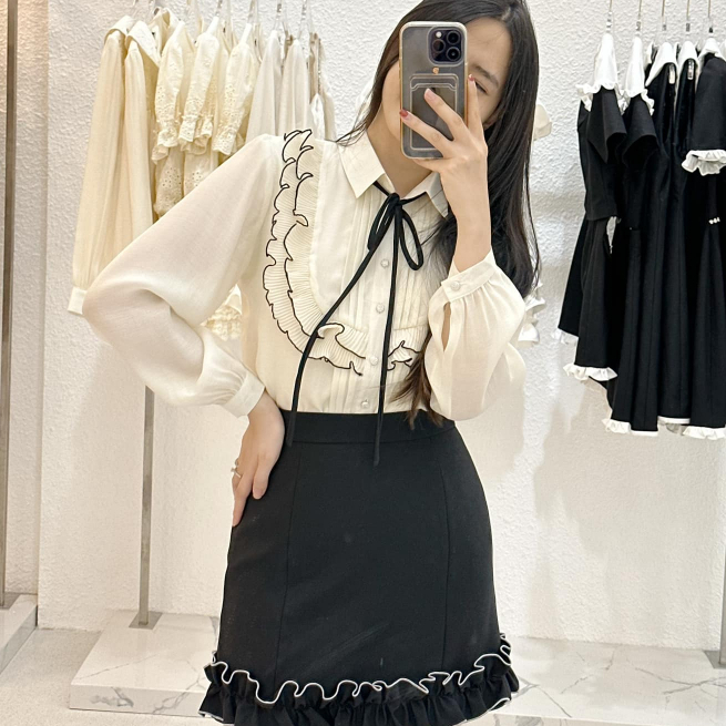 Áo sơ mi cách điệu Lalin và Chân váy ngắn Kelin