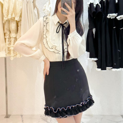 Áo sơ mi cách điệu Lalin và Chân váy ngắn Kelin