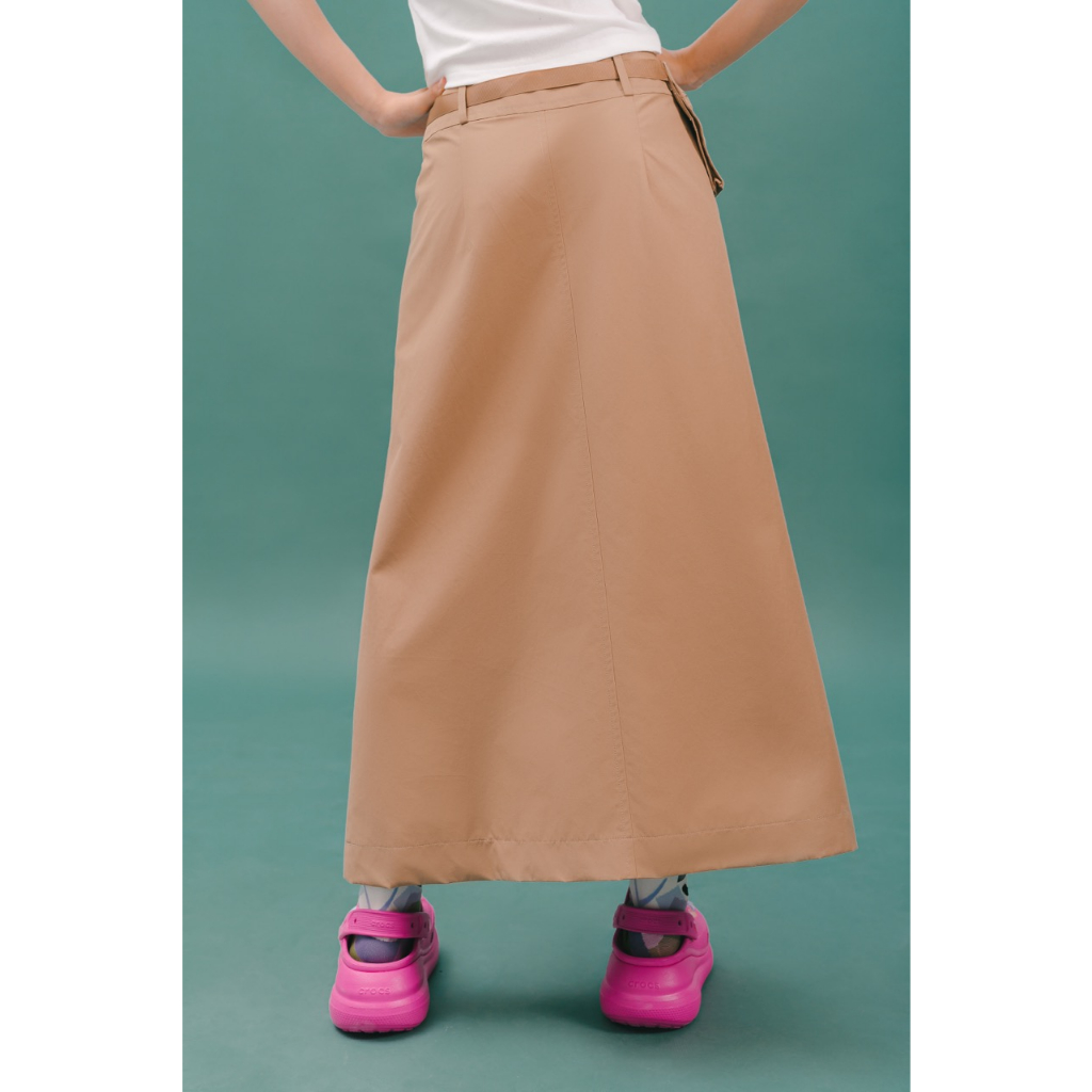 LIBÉ - Chân váy dài dáng xòe màu be phối phụ kiện gồm thắt lưng, túi rời, móc khóa vỏ sò cùng tông màu