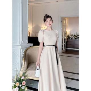 Váy đầm thiết kế, váy cutout vai, váy be kem phôi đai đen có kèm ghim cài áo đính đá như hình_V83