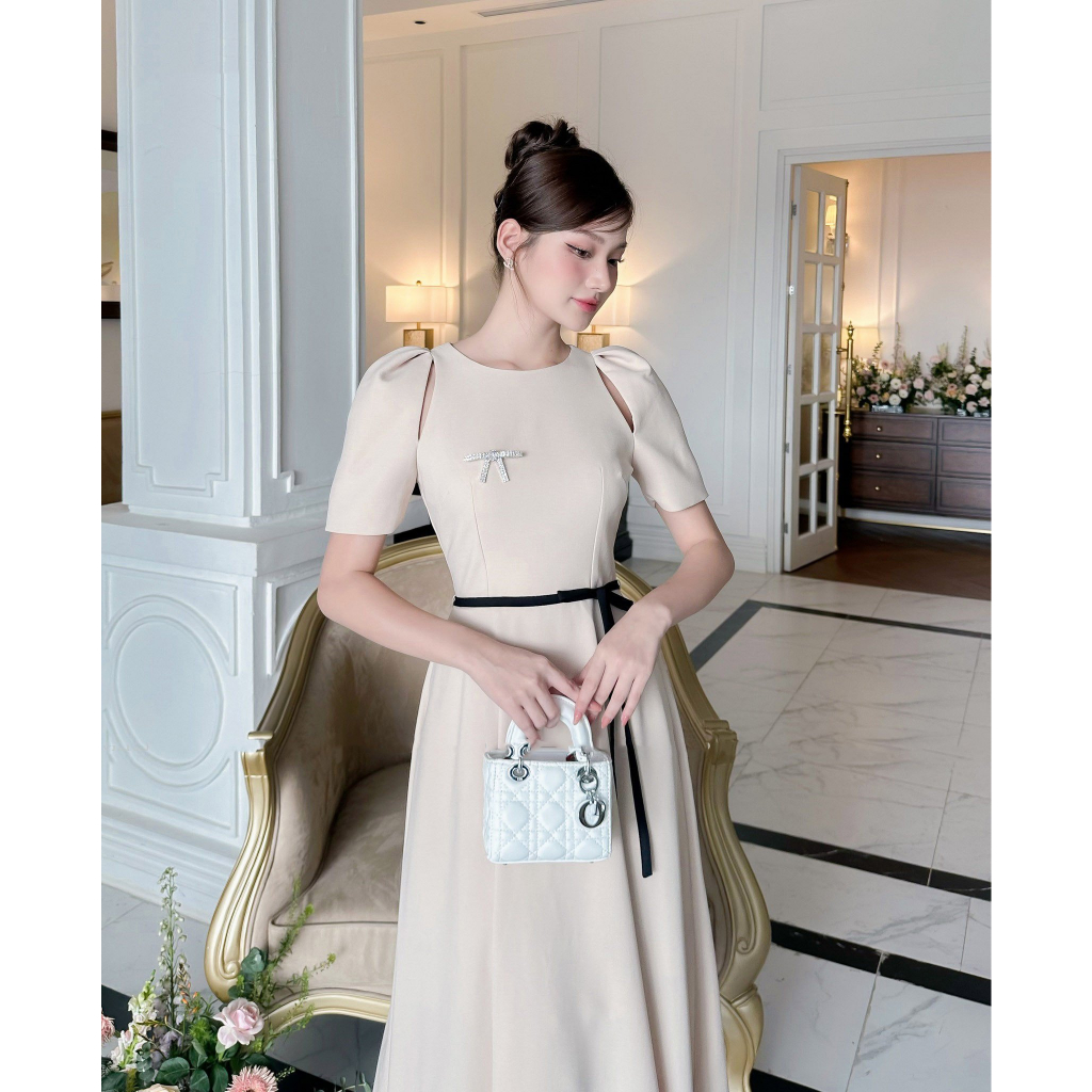 Váy đầm thiết kế, váy cutout vai, váy be kem phôi đai đen có kèm ghim cài áo đính đá như hình_V83