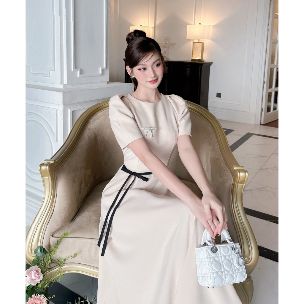 Váy đầm thiết kế, váy cutout vai, váy be kem phôi đai đen có kèm ghim cài áo đính đá như hình_V83