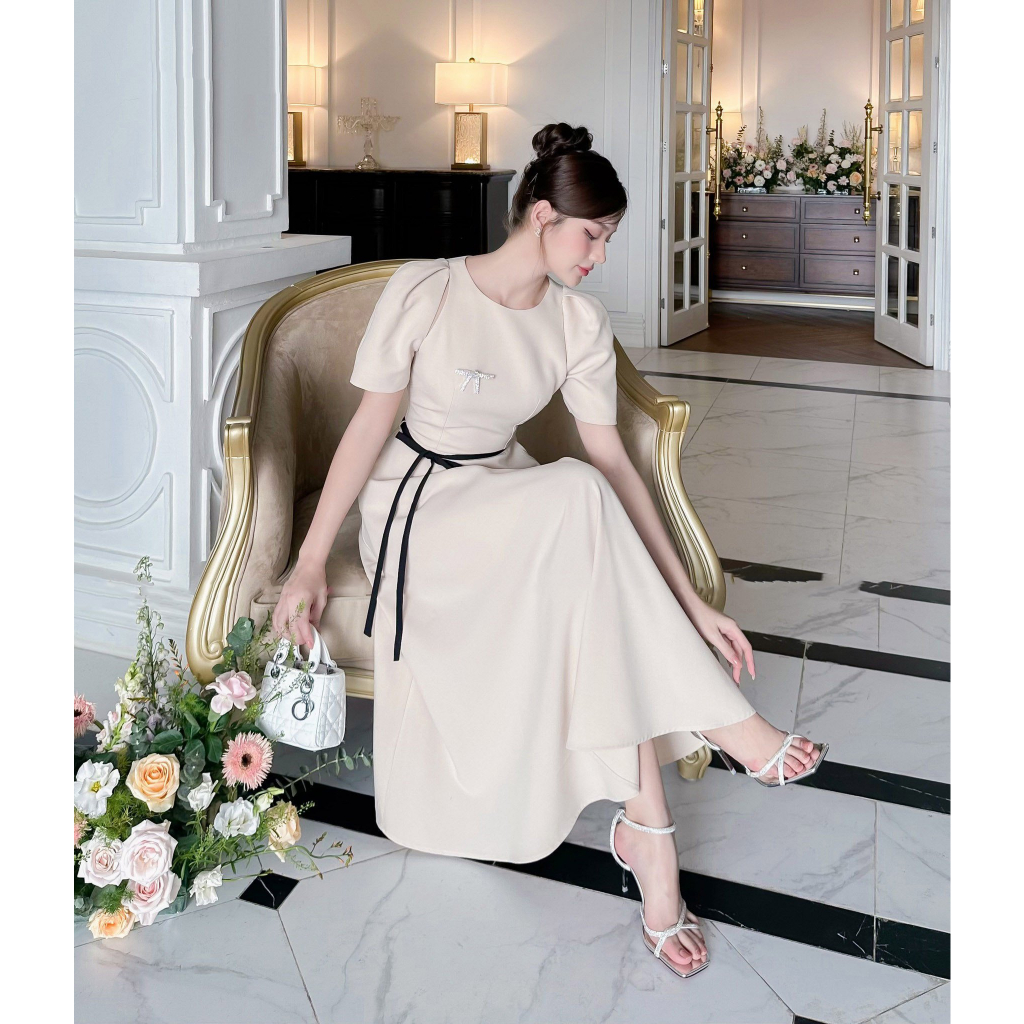 Váy đầm thiết kế, váy cutout vai, váy be kem phôi đai đen có kèm ghim cài áo đính đá như hình_V83