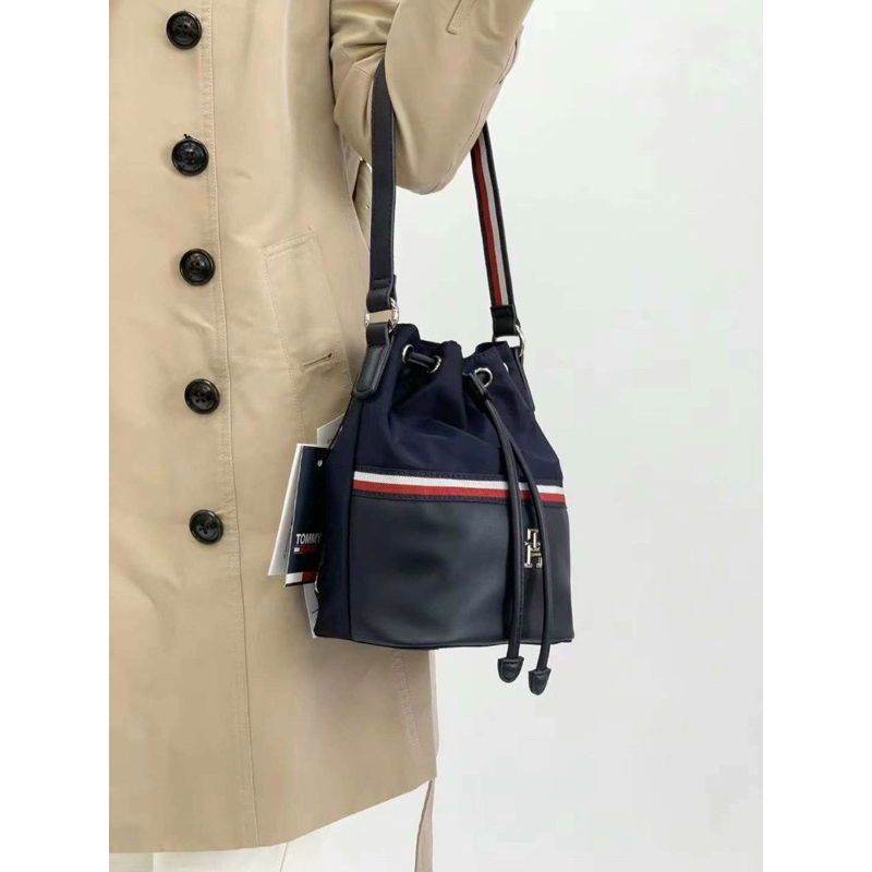 Túi tommy dáng bucket