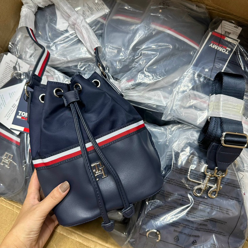 Túi tommy dáng bucket