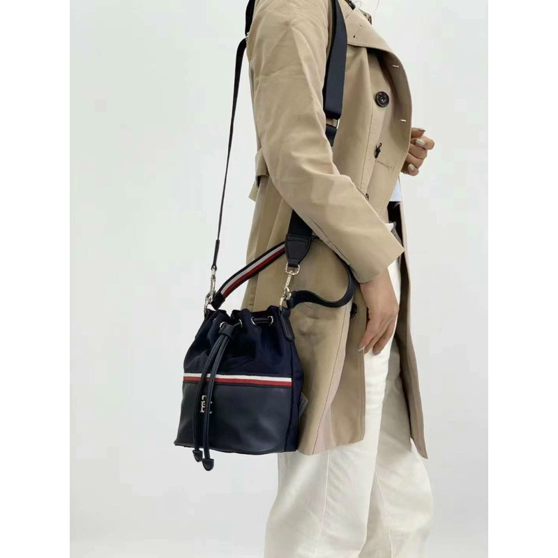Túi tommy dáng bucket