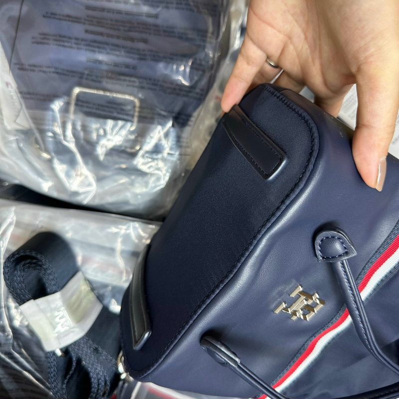 Túi tommy dáng bucket