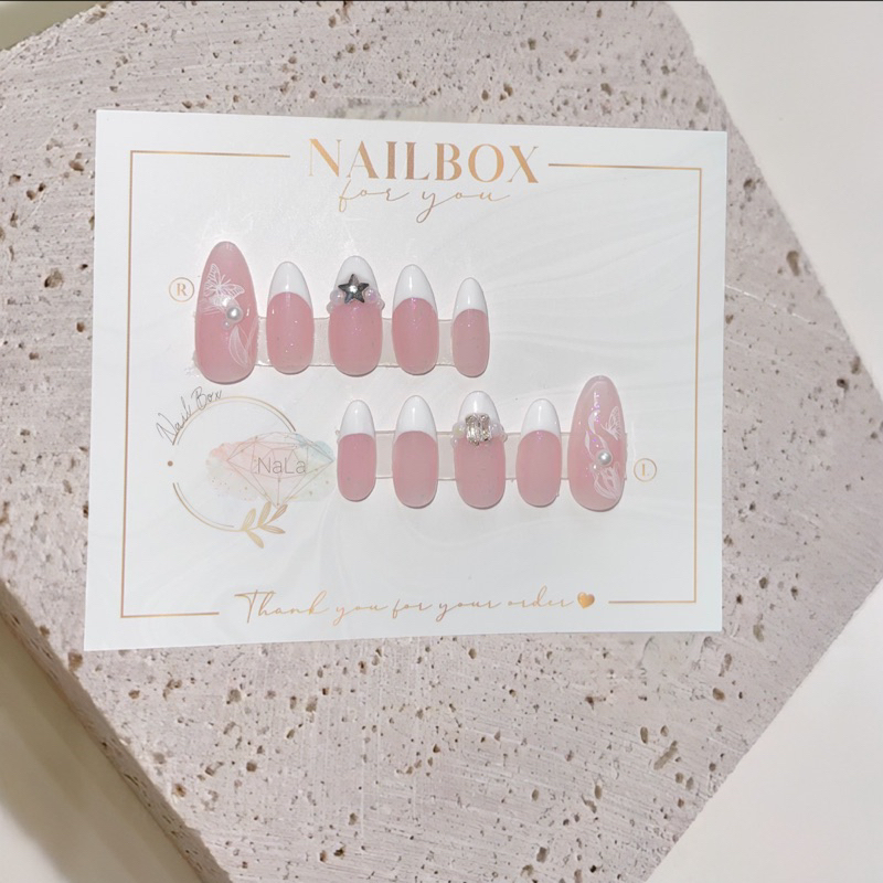 Mẫu nailbox thiết kế  thạch hồng nhũ ,ẩn hoa đính kèm đá sáng.