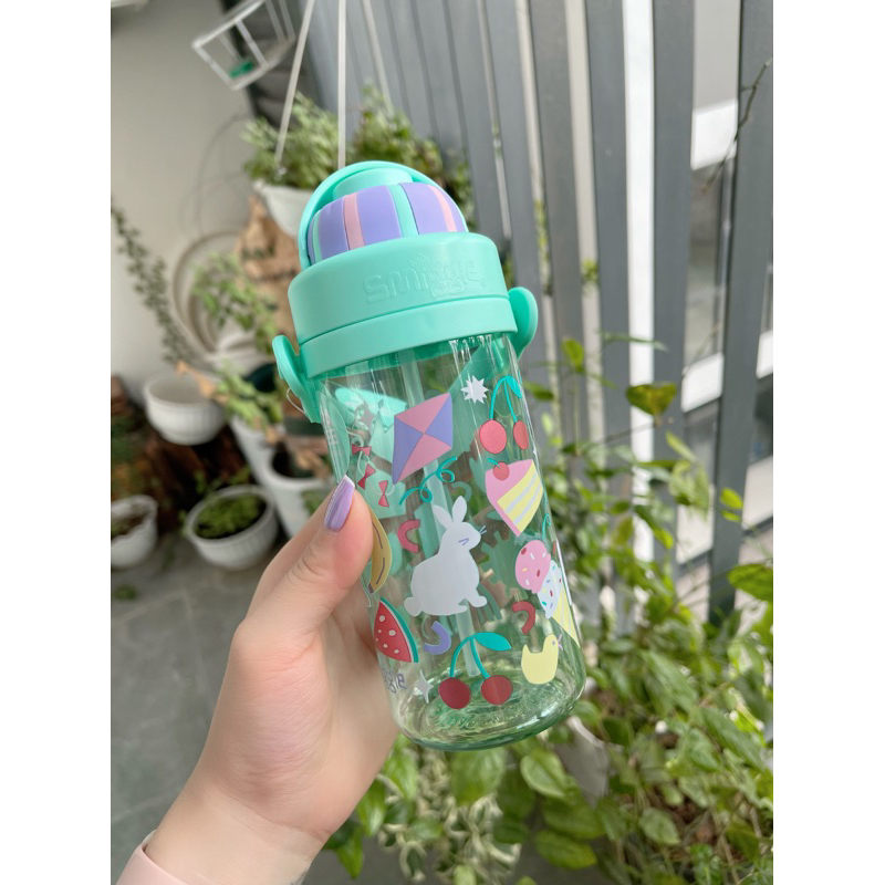 Bình nước Smiggle có quai đeo, free BPA, nắp che ống hút vệ sinh