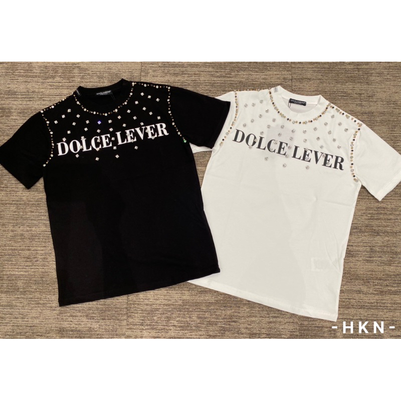 Áo thun dolce level đính đá to quanh cổ áo bắn đinh xuyên vải,áo phông đính đá dolce level phong cách boy phố