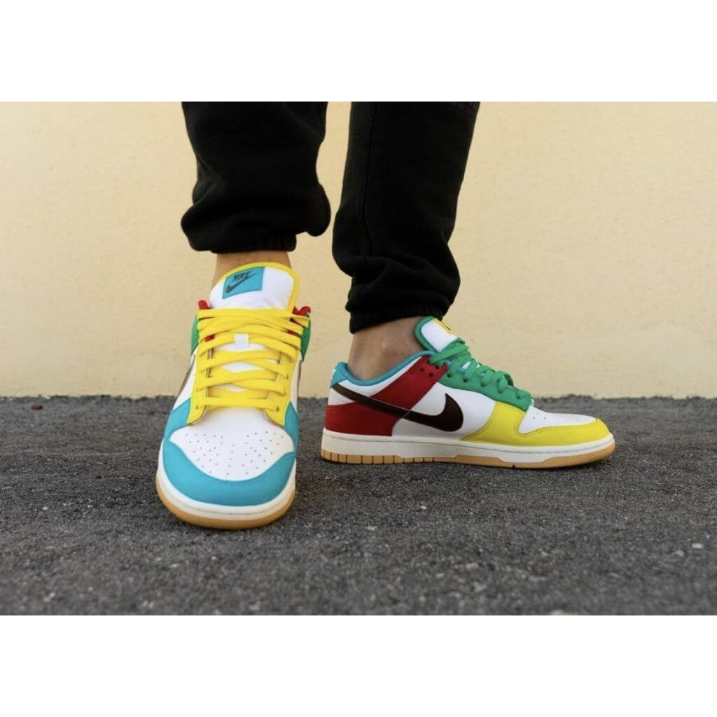 Giày Dunk Low SE ‘Free.99 White’ DH0952-100 tại Sneaker Daily