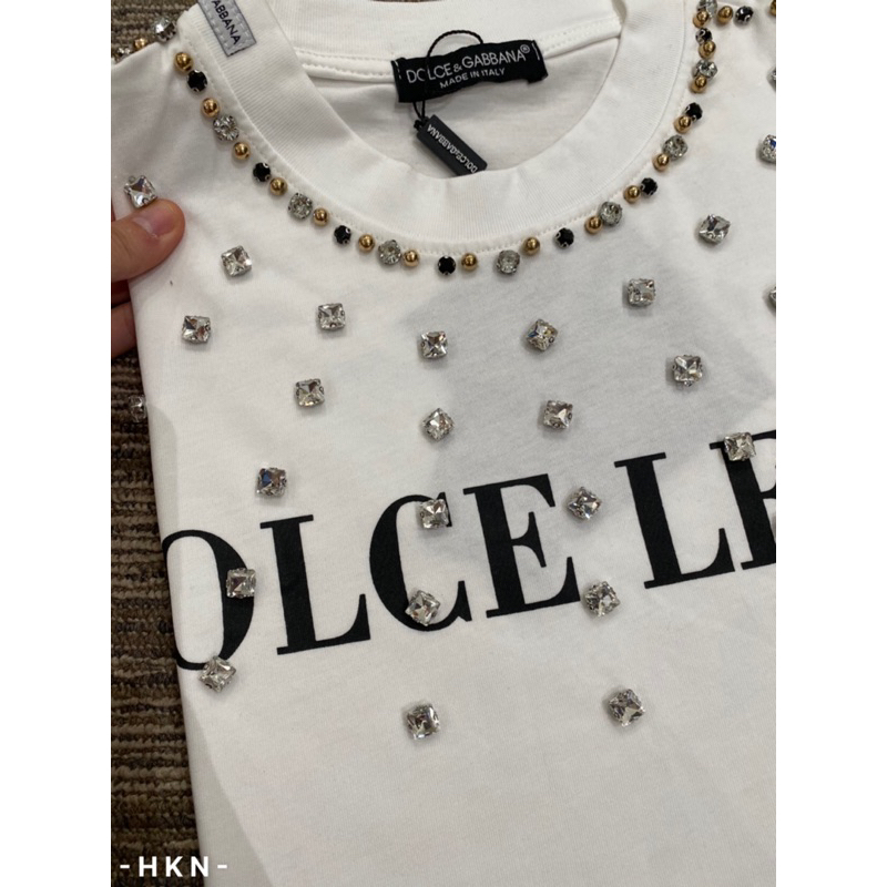 Áo thun dolce level đính đá to quanh cổ áo bắn đinh xuyên vải,áo phông đính đá dolce level phong cách boy phố