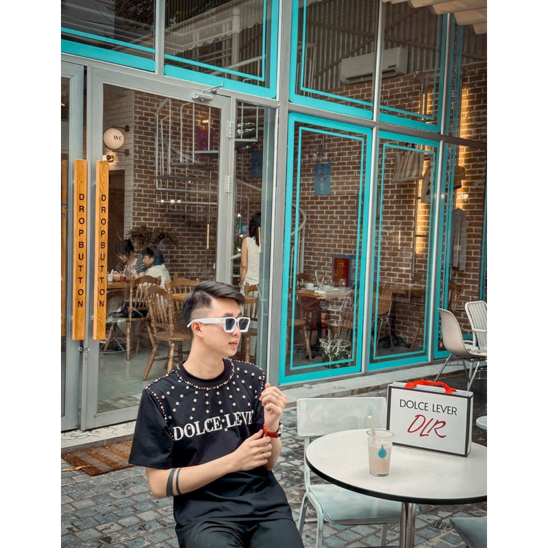 Áo thun dolce level đính đá to quanh cổ áo bắn đinh xuyên vải,áo phông đính đá dolce level phong cách boy phố