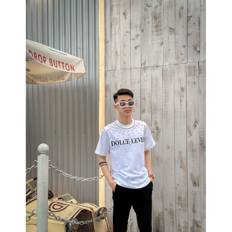 Áo thun dolce level đính đá to quanh cổ áo bắn đinh xuyên vải,áo phông đính đá dolce level phong cách boy phố