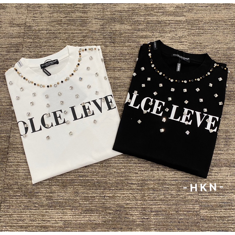 Áo thun dolce level đính đá to quanh cổ áo bắn đinh xuyên vải,áo phông đính đá dolce level phong cách boy phố