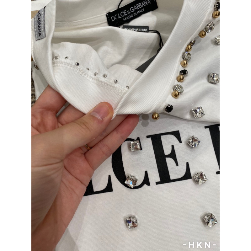 Áo thun dolce level đính đá to quanh cổ áo bắn đinh xuyên vải,áo phông đính đá dolce level phong cách boy phố