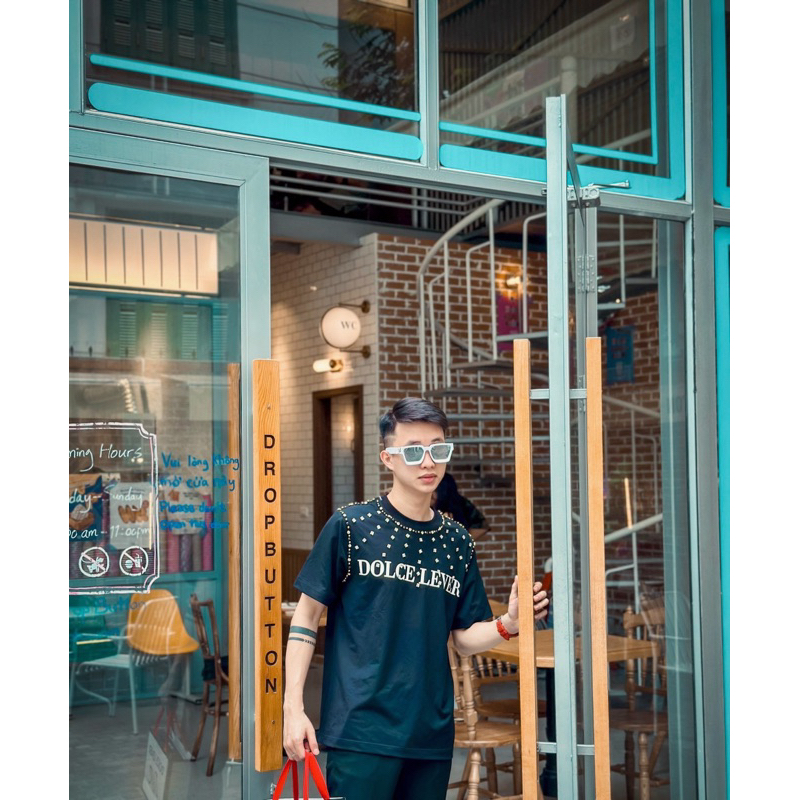 Áo thun dolce level đính đá to quanh cổ áo bắn đinh xuyên vải,áo phông đính đá dolce level phong cách boy phố