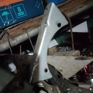 Pát chân động cơ 2 thì 4 thì máy cắt cỏ gắn bình xịt máy