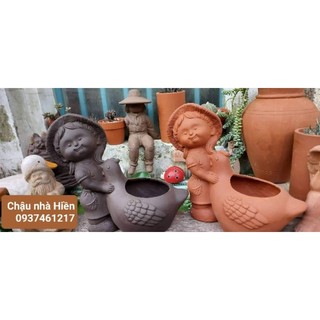 Chậu đất nung - chậu cô gái ôm gà