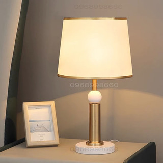 Đèn ngủ để bàn thân đứng mạ màu đồng chao vải DB-IN-5042