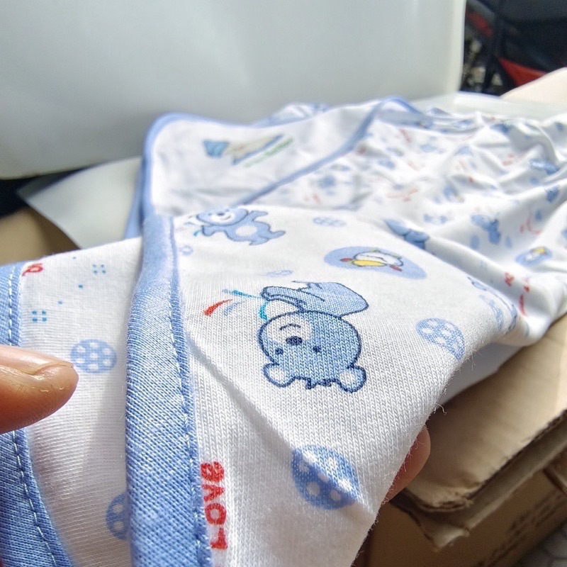 KHĂN CHOÀNG BÉ NUTIFOOD 70x70 CM