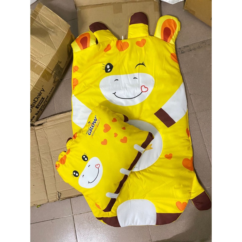 Thảm chần bông - hoặc dùng làm chăn đắp - tặng kèm gối cho bé Grow