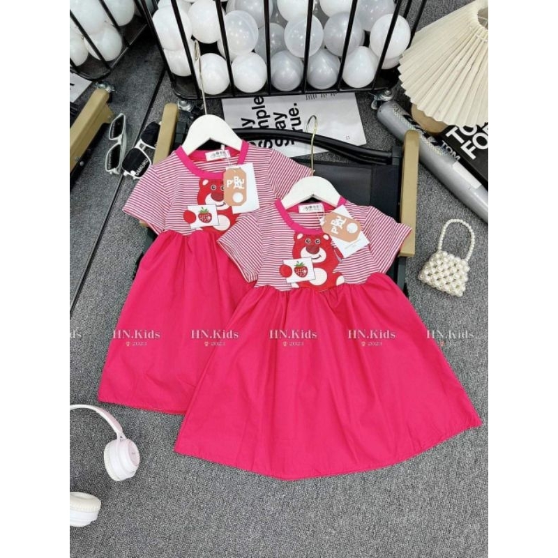 Váy gấu xinh cho bé.váy xinh cho bé phần trên phối kẻ có size 8 đến 26k hình thật trải sàn