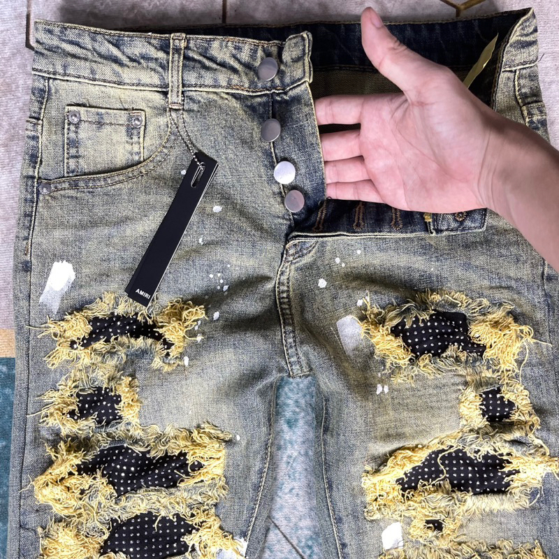 Quần jean bò nam Amiri slimfit xanh loang vàng rách tua xù vá đính đá bạc dọc đùi vảy sơn trắng 4 cúc