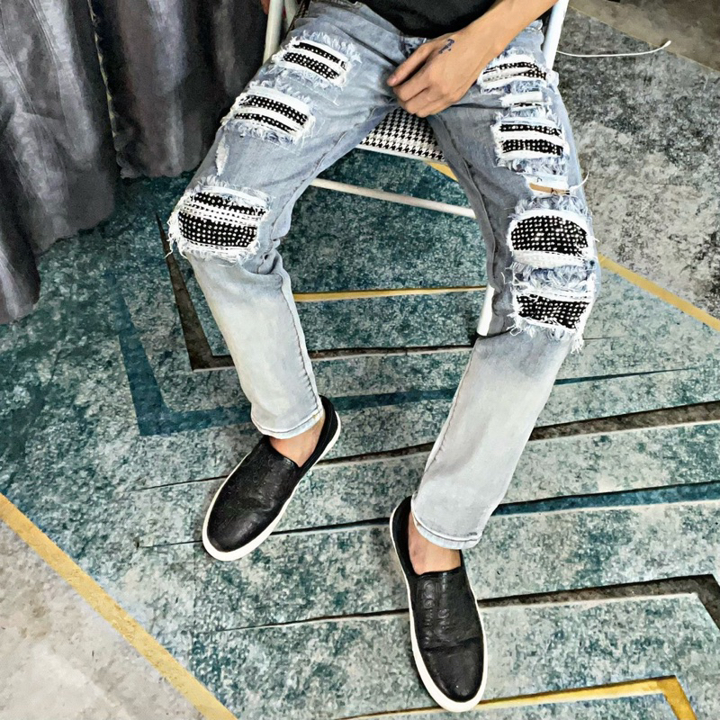 Quần jean bò nam Amiri slimfit xanh loang vàng rách tua xù vá đính đá bạc dọc đùi vảy sơn trắng 4 cúc