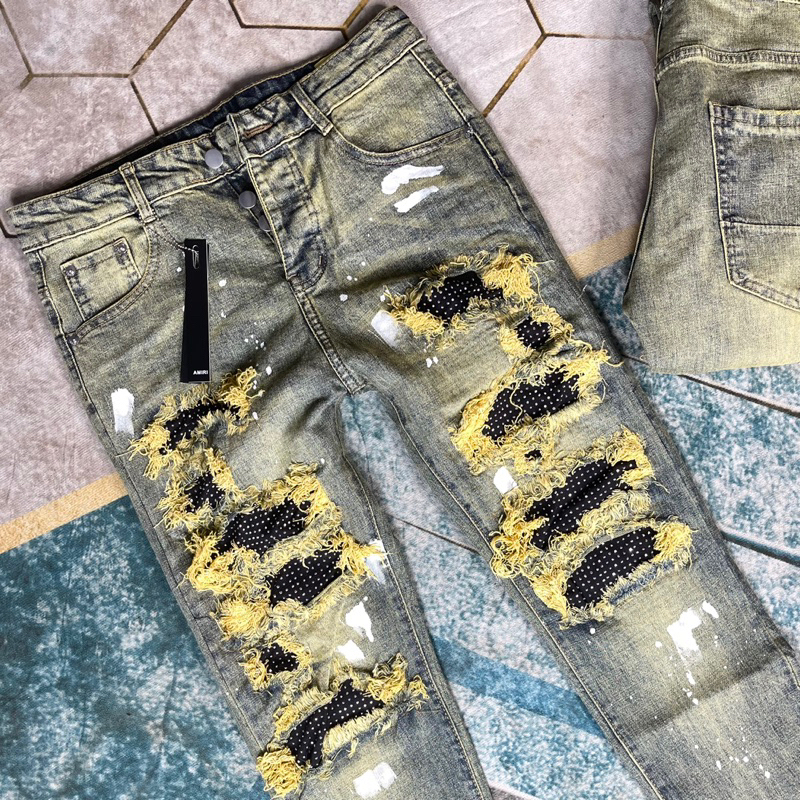 Quần jean bò nam Amiri slimfit xanh loang vàng rách tua xù vá đính đá bạc dọc đùi vảy sơn trắng 4 cúc