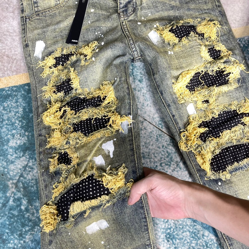 Quần jean bò nam Amiri slimfit xanh loang vàng rách tua xù vá đính đá bạc dọc đùi vảy sơn trắng 4 cúc
