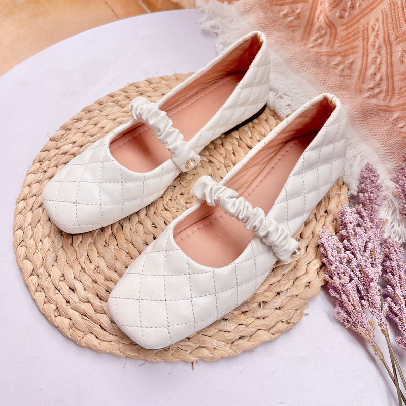 Giày nữ quai ngang trần chỉ đế bằng Thiên An da siêu mềm( form nhỏ tăng 1 size)