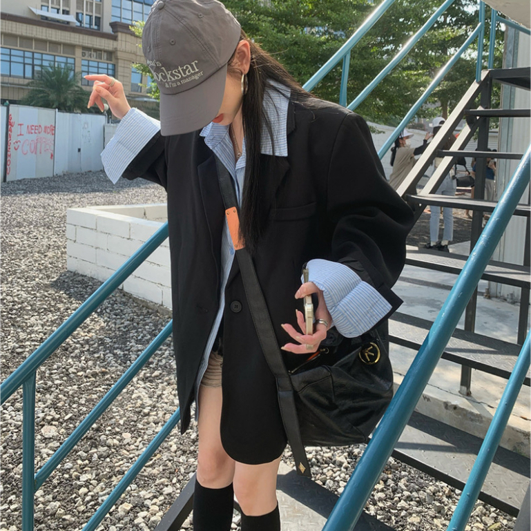 Áo khoác blazer nữ đen oversize phối với áo sơ mi kẻ sọc cá tính NASINN
