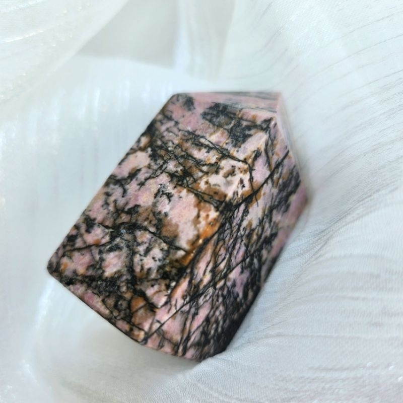trụ đá tường vi rhodonite