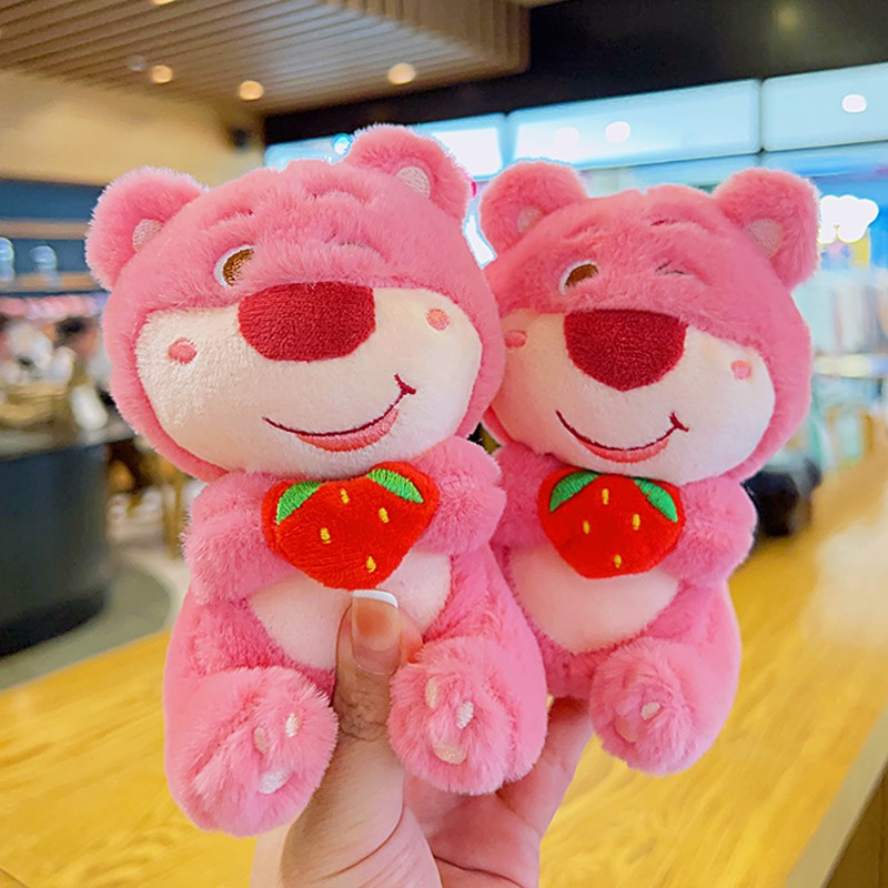 Móc Khoá Móc Treo Hoạ Tiết Gấu Ôm Dâu Nhồi Bông Dễ Thương  Siêu Hot GAU1