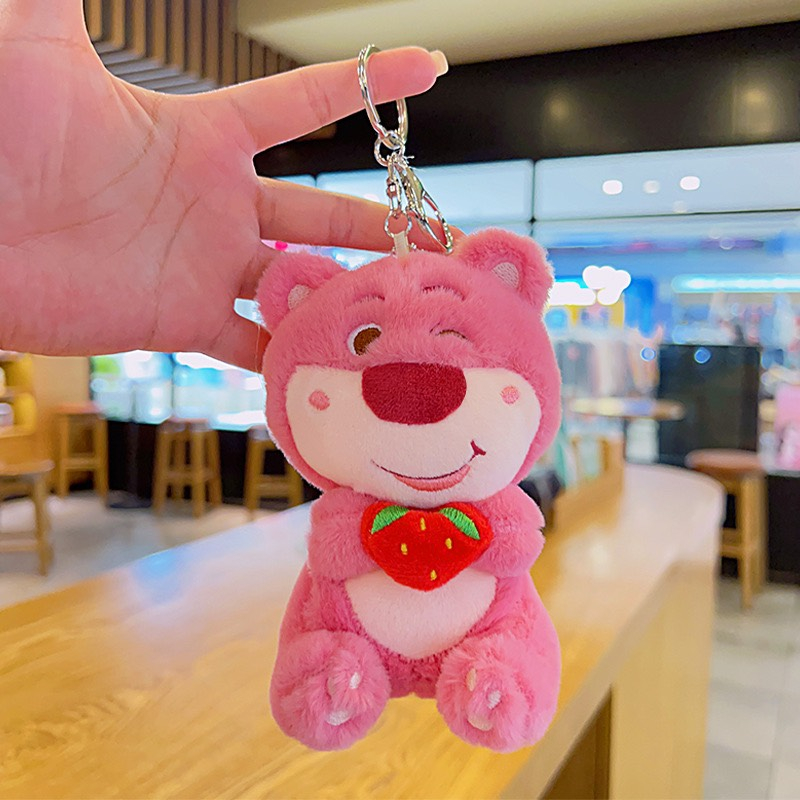 Móc Khoá Móc Treo Hoạ Tiết Gấu Ôm Dâu Nhồi Bông Dễ Thương  Siêu Hot GAU1