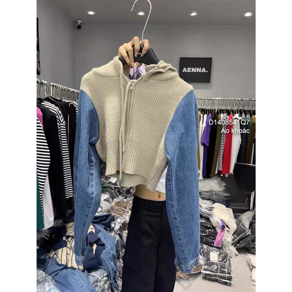 Áo khoác len croptop có nón kéo khóa tay dài phối jean