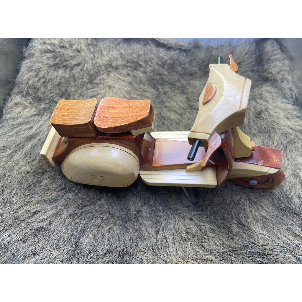Mô hình xe Vespa classic, mô hình chất lượng cao handmade 100% từ gỗ tự nhiên, kích thước 27x9x18 cm
